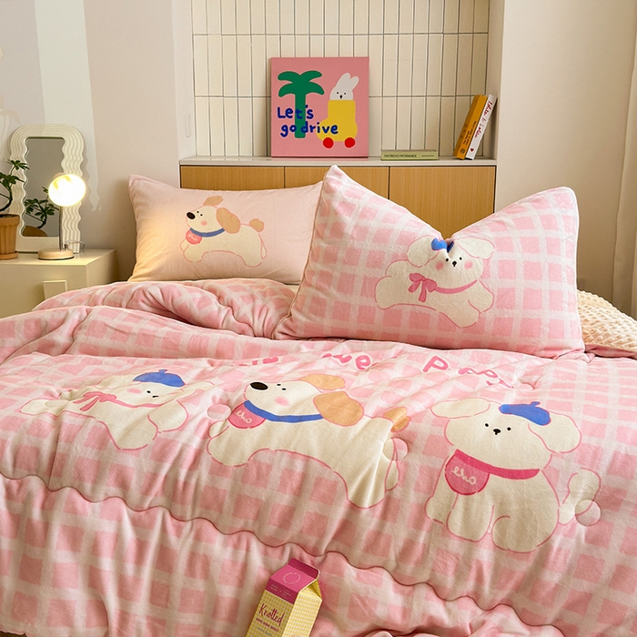 91家纺网 家纺一手货源 找家纺 2024新款卡通大版高克重牛奶绒豆豆被四件套 三只汪