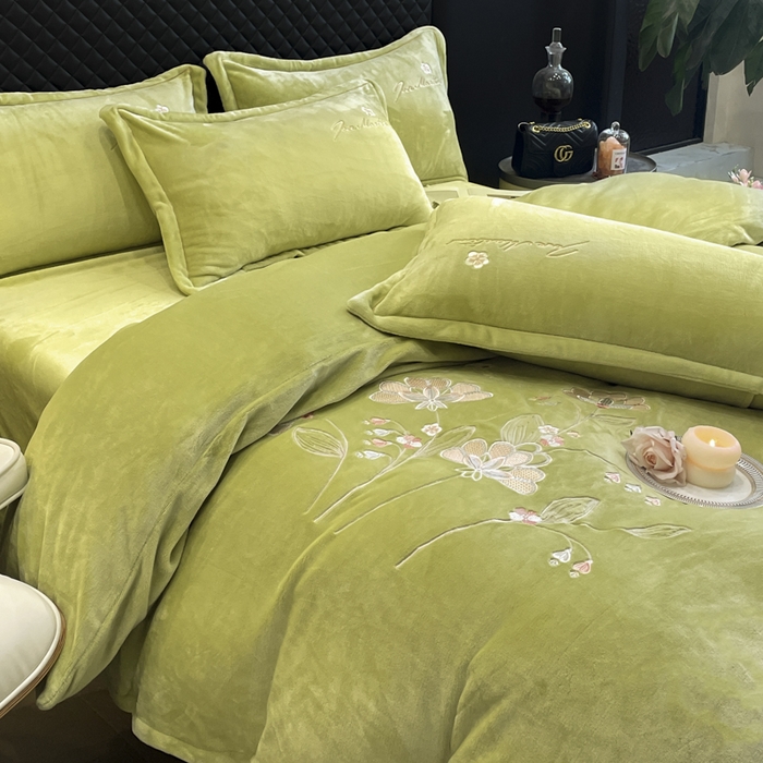 91家纺网 家纺一手货源 找家纺 畅畅家纺 2024秋冬新款牛奶绒绣花四件套 芳华-伊莉莎系列 伊莉莎-抹茶绿