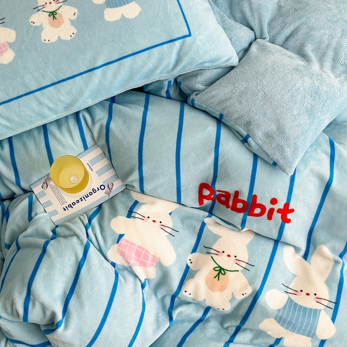 91家纺网 家纺一手货源 找家纺 2024新款大版卡通双面高克重牛奶绒床单款四件套 三只兔