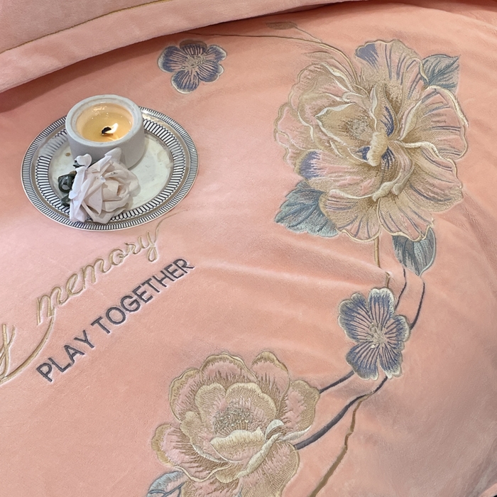 91家纺网 家纺一手货源 找家纺 畅畅家纺 2024秋冬新款牛奶绒绣花四件套 芳华-伊莉莎系列 芳华-浅粉