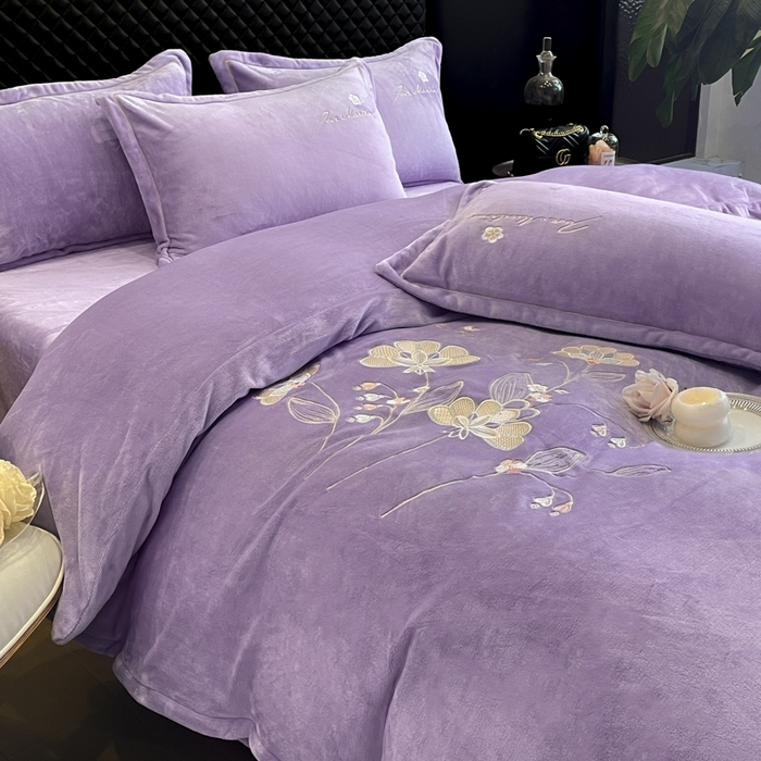 91家纺网 家纺一手货源 找家纺 畅畅家纺 2024秋冬新款牛奶绒绣花四件套 芳华-伊莉莎系列 伊莉莎-紫色