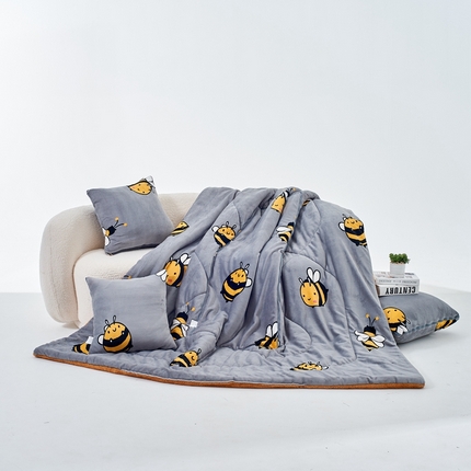 91家纺网 家纺一手货源 找家纺 照世家纺 2024新款牛奶绒可爱印花抱枕被（控价59/82/109/139） 蜜蜂