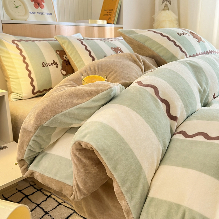 91家纺网 家纺一手货源 找家纺 2024新款大版卡通双面高克重牛奶绒床单款四件套 咖啡熊