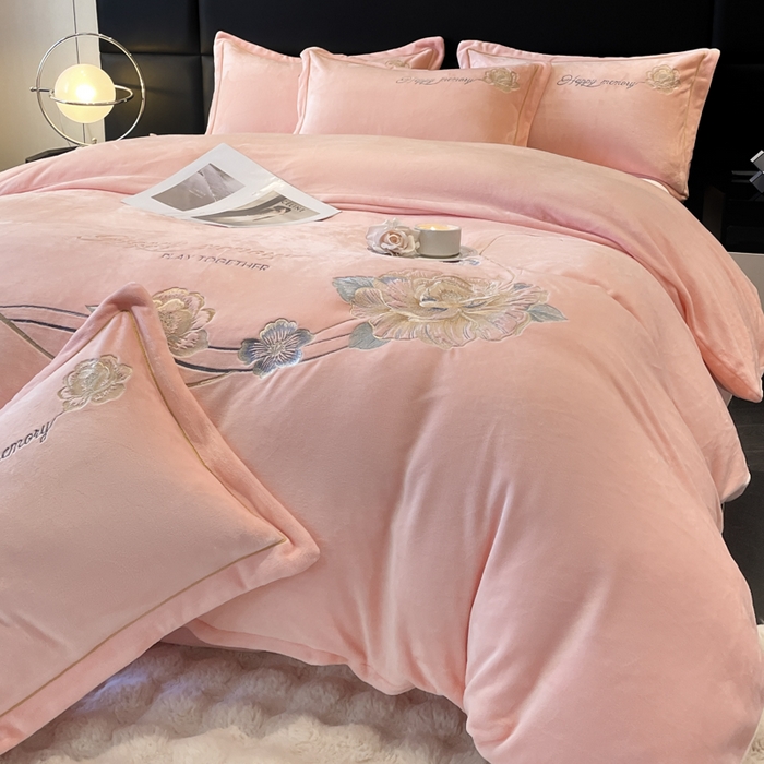 91家纺网 家纺一手货源 找家纺 畅畅家纺 2024秋冬新款牛奶绒绣花四件套 芳华-伊莉莎系列 芳华-浅粉