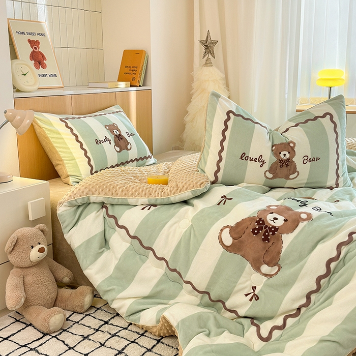 91家纺网 家纺一手货源 找家纺 2024新款卡通大版高克重牛奶绒豆豆被四件套 咖啡熊