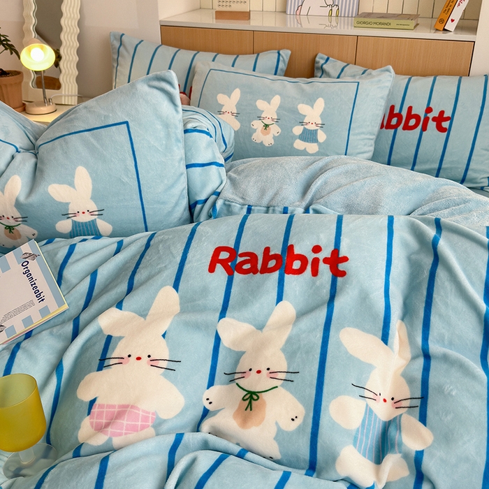 91家纺网 家纺一手货源 找家纺 2024新款大版卡通双面高克重牛奶绒床单款四件套 三只兔