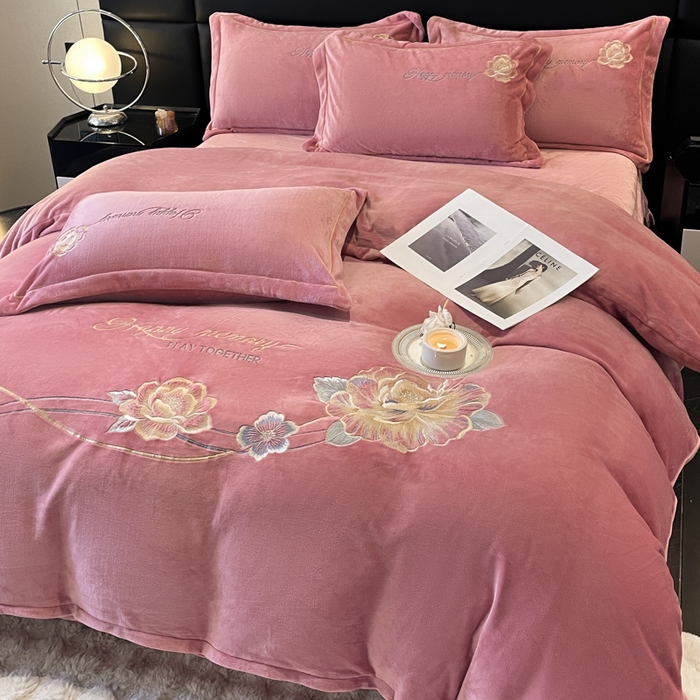 91家纺网 家纺一手货源 找家纺 畅畅家纺 2024秋冬新款牛奶绒绣花四件套 芳华-伊莉莎系列 芳华-豆沙