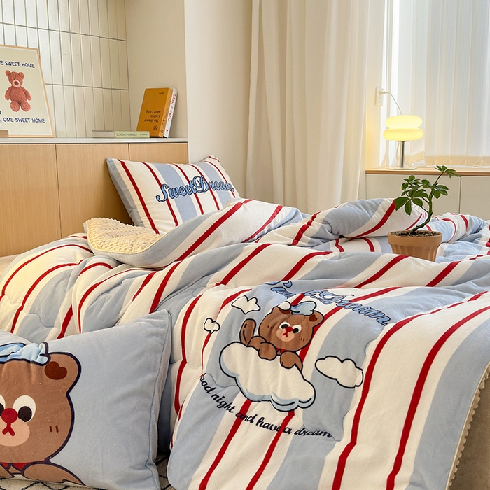 91家纺网 家纺一手货源 找家纺 2024新款卡通大版高克重牛奶绒豆豆被四件套 云朵熊