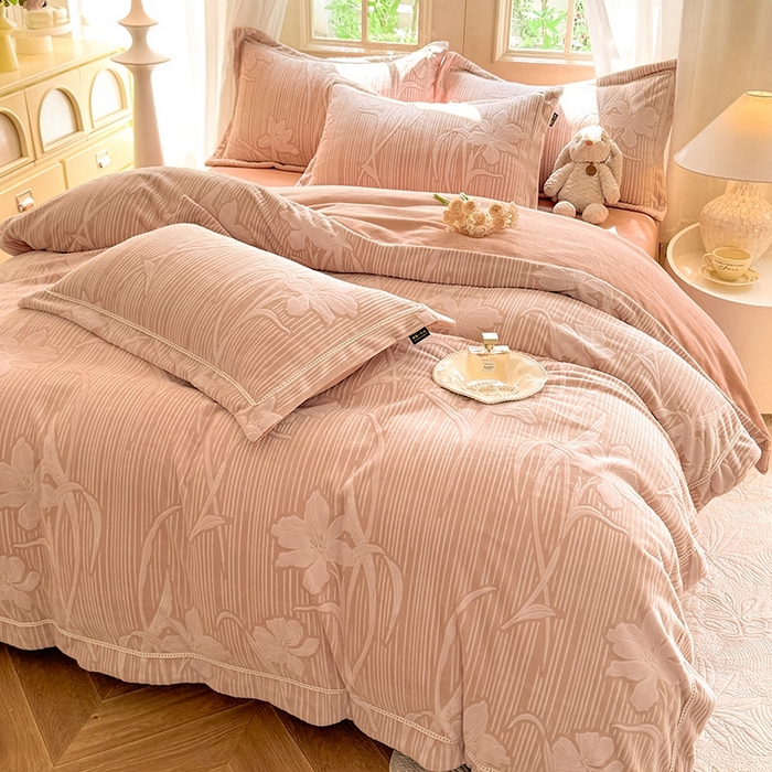 91家纺网 家纺一手货源 找家纺 简如 2025新款A类加厚冰岛立体雕花牛奶绒浮雕绒四件套（有买家秀） 蔓朵-羽茶色