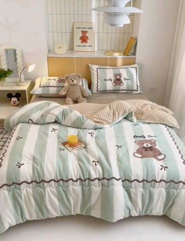 91家纺网 家纺一手货源 找家纺 2024新款卡通大版高克重牛奶绒豆豆被四件套 咖啡熊