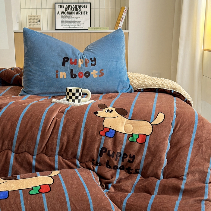 91家纺网 家纺一手货源 找家纺 2024新款卡通大版高克重牛奶绒豆豆被四件套 腊肠狗