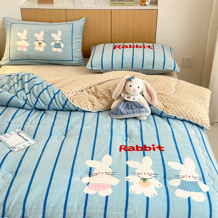 91家纺网 家纺一手货源 找家纺 2024新款卡通大版高克重牛奶绒豆豆被四件套 三只兔