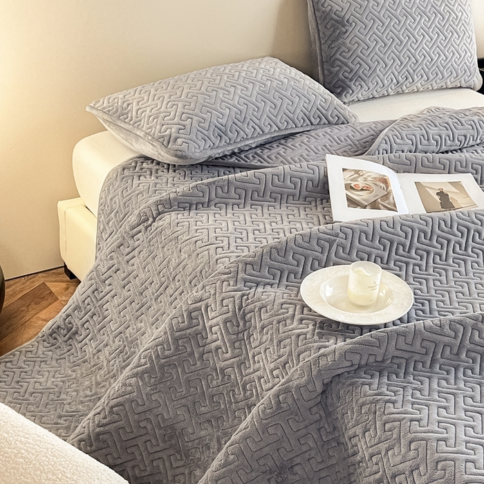 91家纺网 家纺一手货源 找家纺 欧邦 新款提花针织绒牛奶绒单被套夹棉床盖三件套四件套 初见-珍珠灰