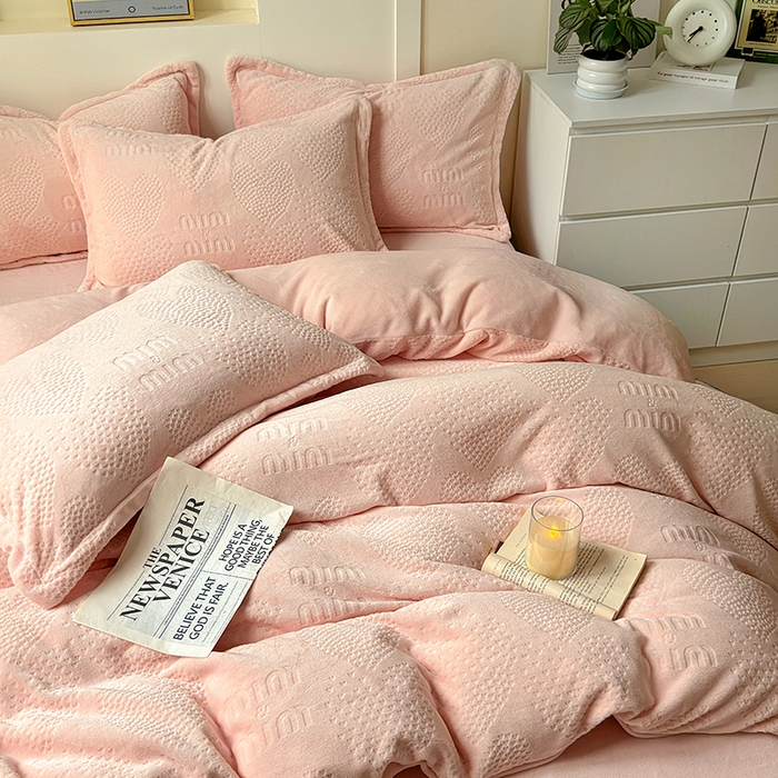 91家纺网 家纺一手货源 找家纺 （总）2024新款牛奶绒雕花加厚保暖高克重床单床笠三四件套奶油纯色