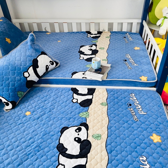 91家纺网 家纺一手货源 找家纺 小虾米 2024新款加厚上下床牛奶绒夹棉床笠款 熊猫帕帕