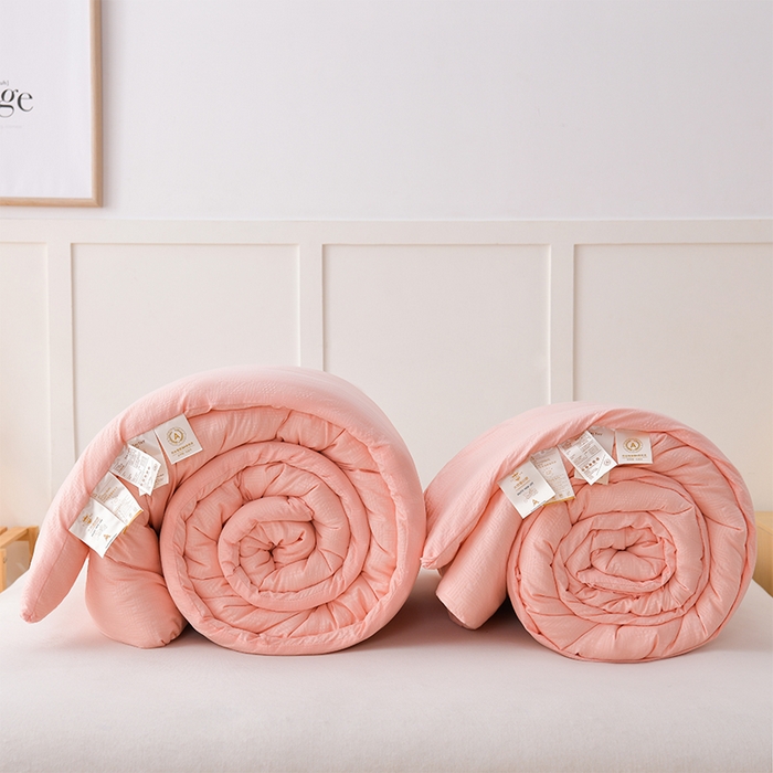 91家纺网 家纺一手货源 找家纺 预言家纺 2024新款良品压花冬被子母被 良品粉