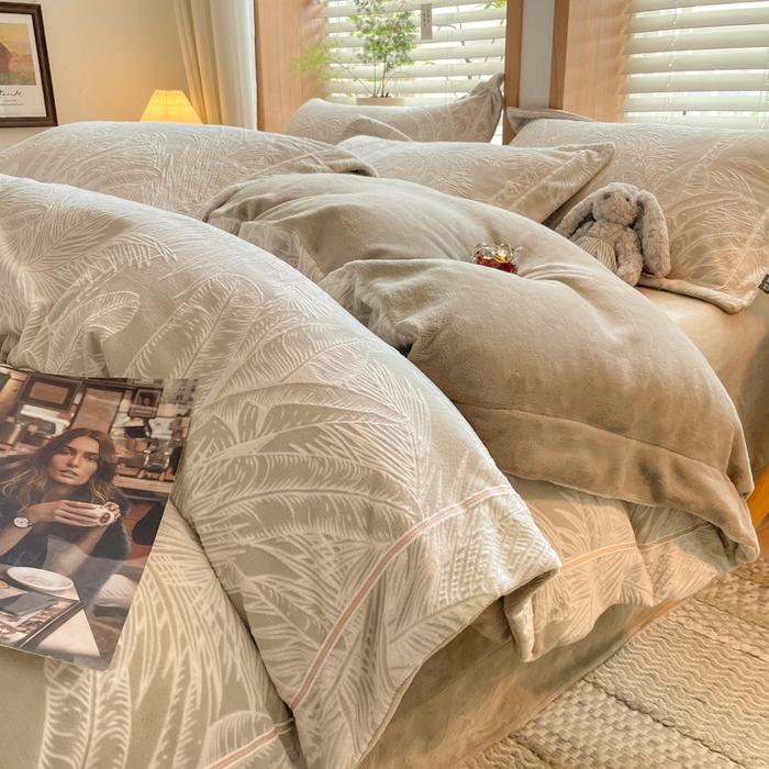 91家纺网 家纺一手货源 找家纺 简如 2025新款A类加厚冰岛立体雕花牛奶绒浮雕绒四件套（有买家秀） 丛草集-卡其