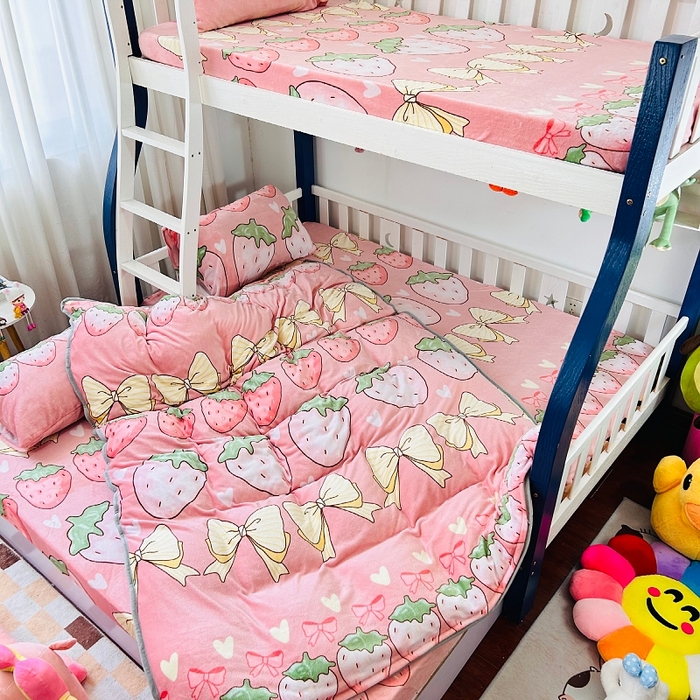 91家纺网 家纺一手货源 找家纺 小虾米 2024新款加厚上下床牛奶绒单被套 草莓