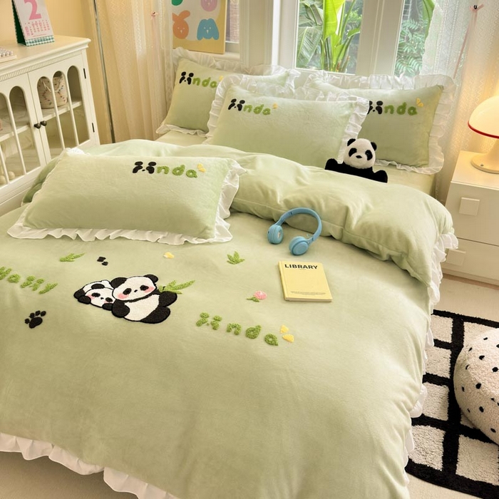 91家纺网 家纺一手货源 找家纺 易禾家纺 2024新款高克重加厚保暖牛奶绒四件套熊猫宝宝系列 熊猫宝宝--绿