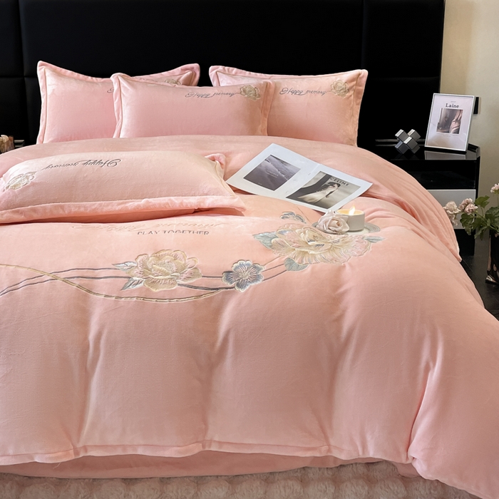 91家纺网 家纺一手货源 找家纺 畅畅家纺 2024秋冬新款牛奶绒绣花四件套 芳华-伊莉莎系列 芳华-浅粉