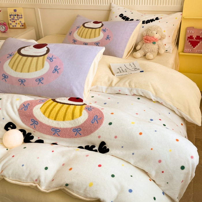 91家纺网 家纺一手货源 找家纺 呗旺鹿 2024新款高克重卡通印花牛奶绒四件套毛巾绣牛奶绒四件套 樱桃蛋糕