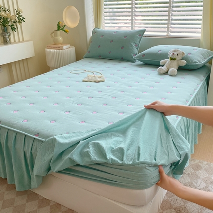 91家纺网 家纺一手货源 找家纺 （总）尊康家纺（原磊科） 2024新款全棉色织床裙款床笠-两情相悦