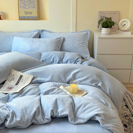 91家纺网 家纺一手货源 找家纺 （总）2024新款牛奶绒雕花加厚保暖高克重床单床笠三四件套奶油纯色