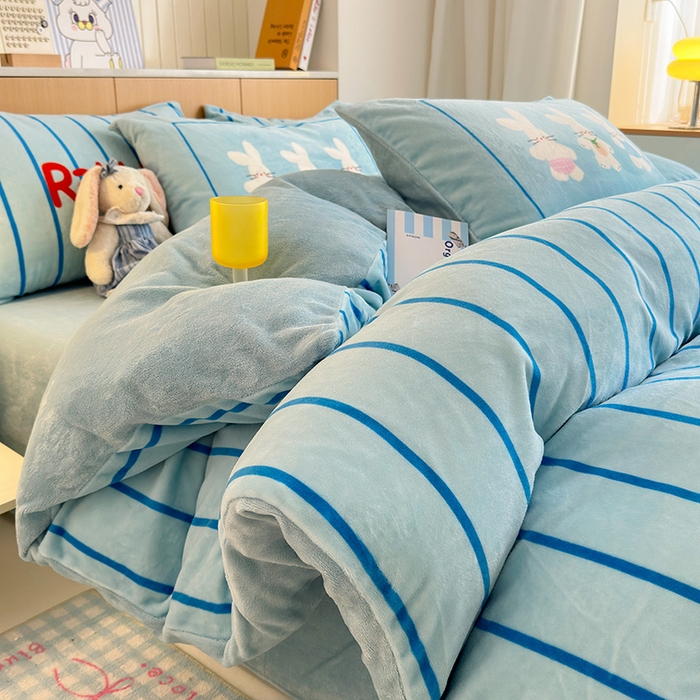 91家纺网 家纺一手货源 找家纺 2024新款大版卡通双面高克重牛奶绒床单款四件套 三只兔