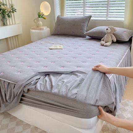 91家纺网 家纺一手货源 找家纺 （总）尊康家纺（原磊科） 2024新款全棉色织床裙款床笠-两情相悦