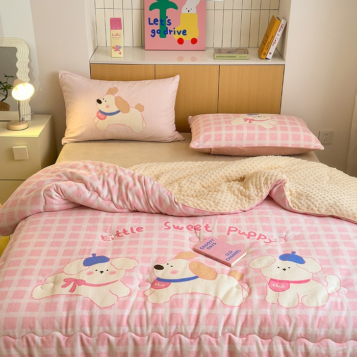 91家纺网 家纺一手货源 找家纺 2024新款卡通大版高克重牛奶绒豆豆被四件套 三只汪