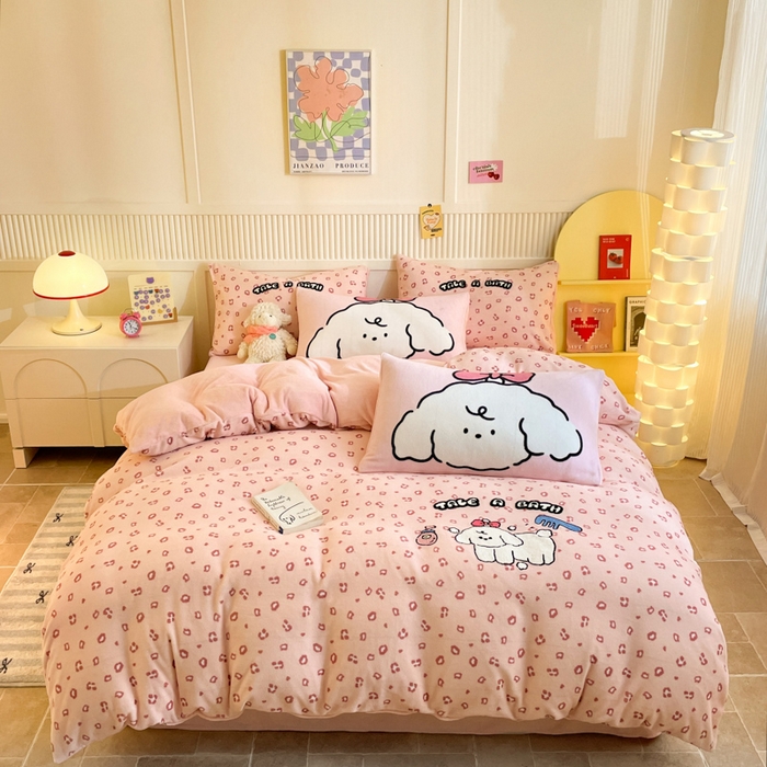 91家纺网 家纺一手货源 找家纺 呗旺鹿 2024新款高克重卡通印花牛奶绒四件套毛巾绣牛奶绒四件套 爱洗澡的几米