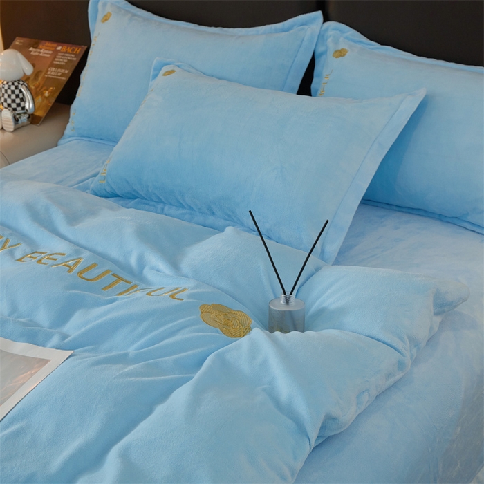 91家纺网 家纺一手货源 找家纺 招财狼家纺  2024新款7斤高克重牛奶绒刺绣四件套 山茶花-天空蓝