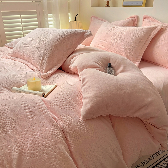 91家纺网 家纺一手货源 找家纺 （总）2024新款牛奶绒雕花加厚保暖高克重床单床笠三四件套奶油纯色