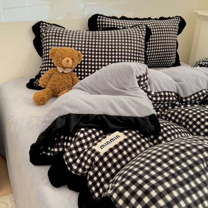 91家纺网 家纺一手货源 找家纺 米莱家纺 2024新款韩式花边牛奶绒四件套 奶油黑格