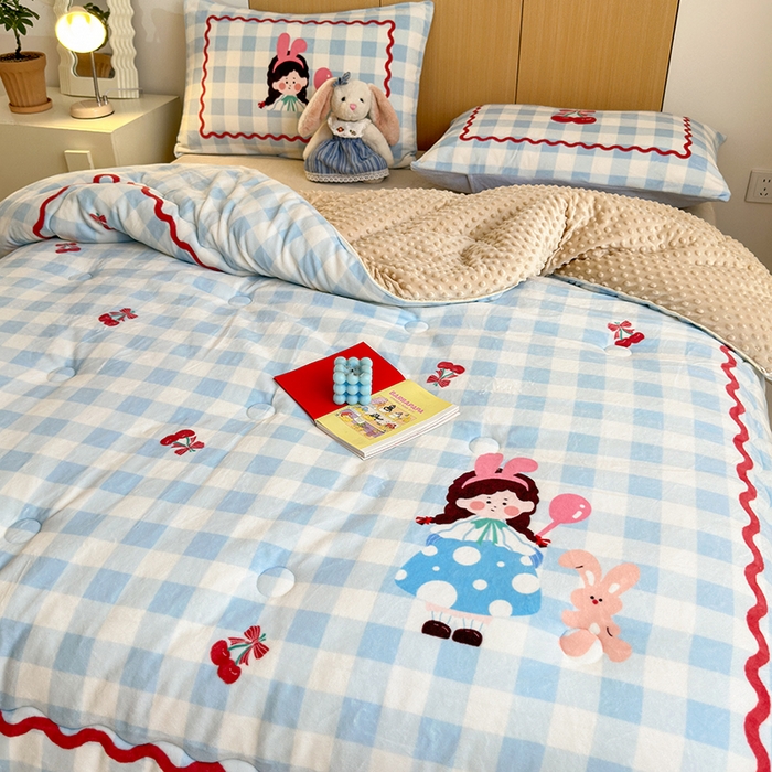 91家纺网 家纺一手货源 找家纺 2024新款卡通大版高克重牛奶绒豆豆被四件套 小女孩