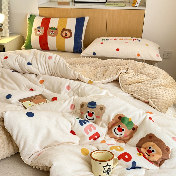 91家纺网 家纺一手货源 找家纺 2024新款卡通大版高克重牛奶绒豆豆被四件套 三只熊
