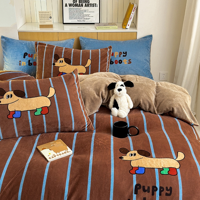 91家纺网 家纺一手货源 找家纺 2024新款大版卡通双面高克重牛奶绒床单款四件套 腊肠狗