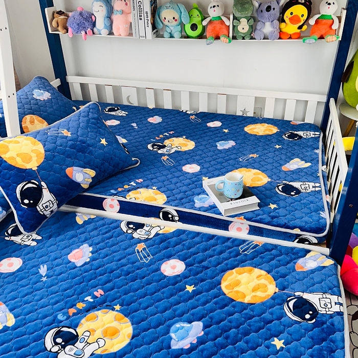 91家纺网 家纺一手货源 找家纺 小虾米 2024新款加厚上下床牛奶绒夹棉床笠款 遨游太空