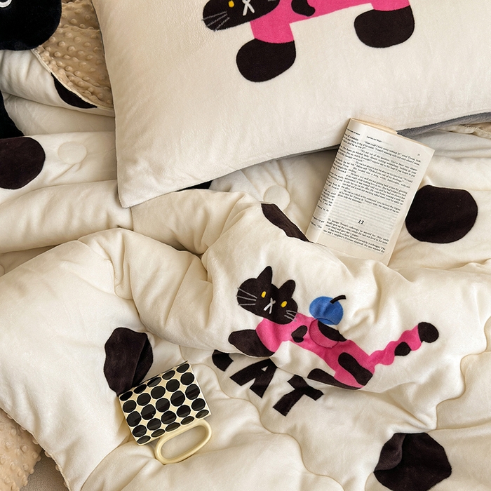 91家纺网 家纺一手货源 找家纺 2024新款卡通大版高克重牛奶绒豆豆被四件套 小猫