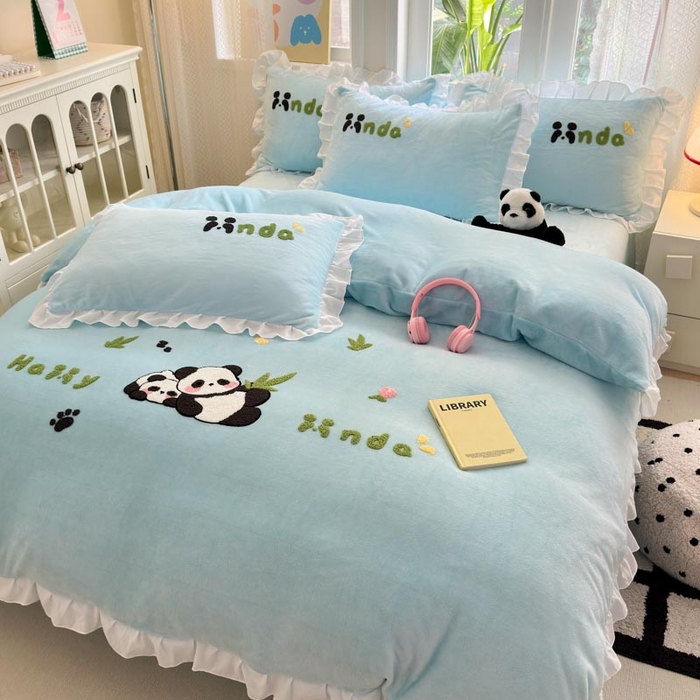 91家纺网 家纺一手货源 找家纺 易禾家纺 2024新款高克重加厚保暖牛奶绒四件套熊猫宝宝系列 熊猫宝宝--蓝