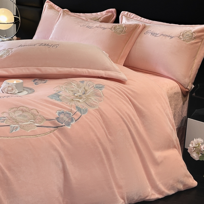 91家纺网 家纺一手货源 找家纺 畅畅家纺 2024秋冬新款牛奶绒绣花四件套 芳华-伊莉莎系列 芳华-浅粉