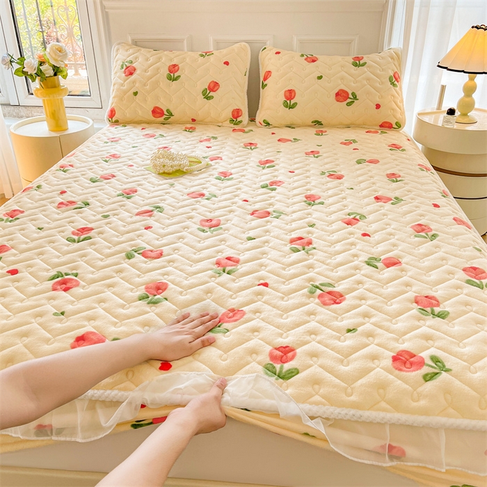 91家纺网 家纺一手货源 找家纺 小萌虎 2024新款牛奶绒夹棉花边床笠 郁金香