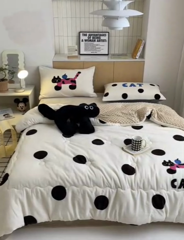 91家纺网 家纺一手货源 找家纺 2024新款卡通大版高克重牛奶绒豆豆被四件套 小猫