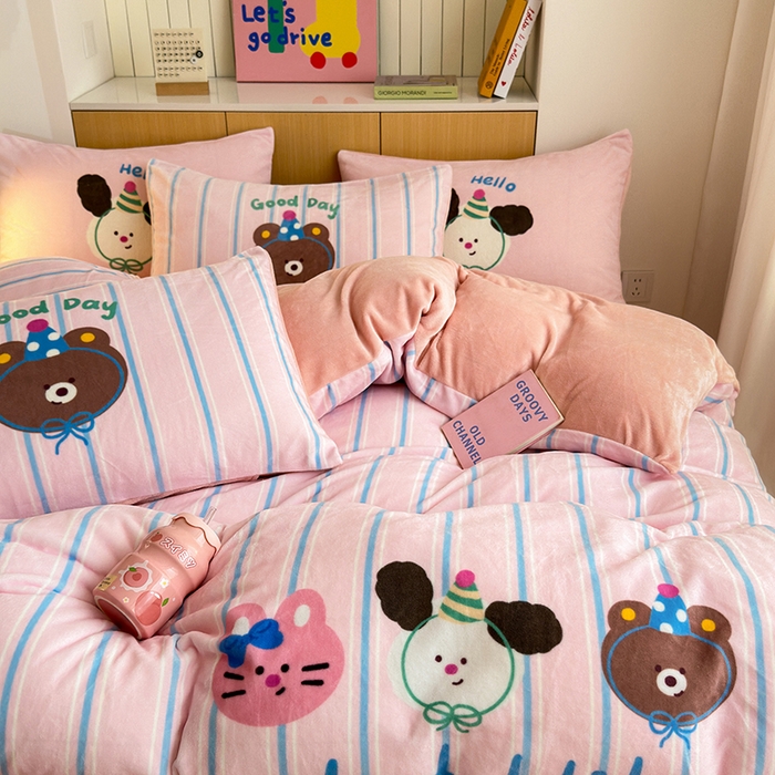 91家纺网 家纺一手货源 找家纺 2024新款大版卡通双面高克重牛奶绒床单款四件套 好朋友