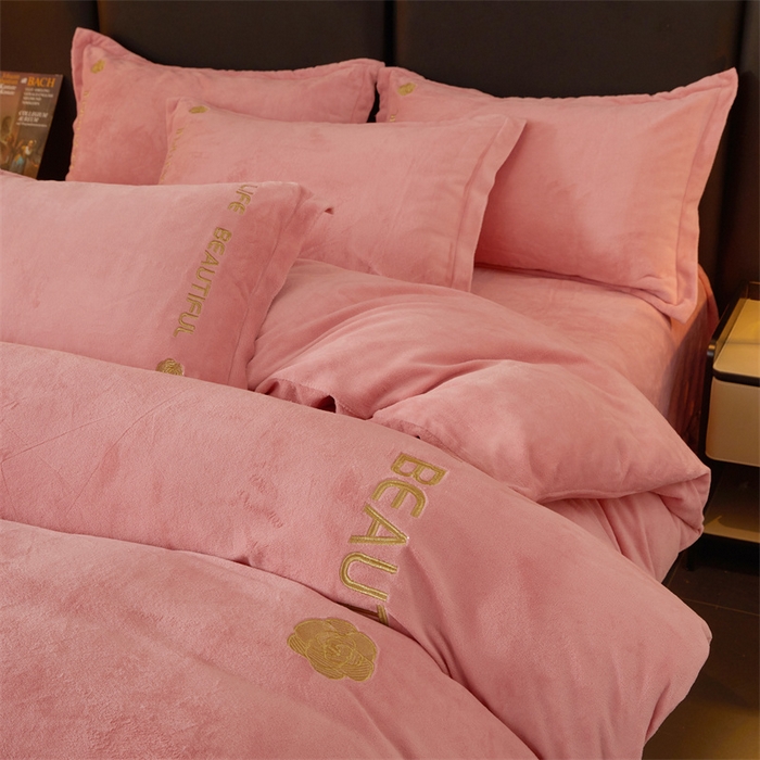 91家纺网 家纺一手货源 找家纺 招财狼家纺  2024新款7斤高克重牛奶绒刺绣四件套 山茶花-公主粉