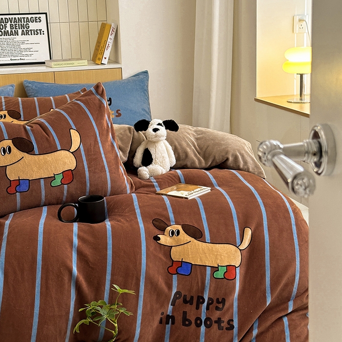 91家纺网 家纺一手货源 找家纺 2024新款大版卡通双面高克重牛奶绒床单款四件套 腊肠狗