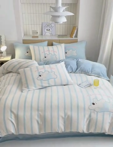 91家纺网 家纺一手货源 找家纺 2024新款大版卡通双面高克重牛奶绒床单款四件套 竖条狗狗蓝