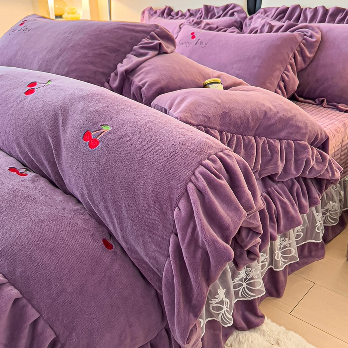 91家纺网 家纺一手货源 找家纺 找底底家纺 2024新款加厚高克重14斤牛奶绒床盖四件套满版刺绣纯色牛奶绒床盖四件套（有量有价，提供买家秀） 1加厚雾紫色
