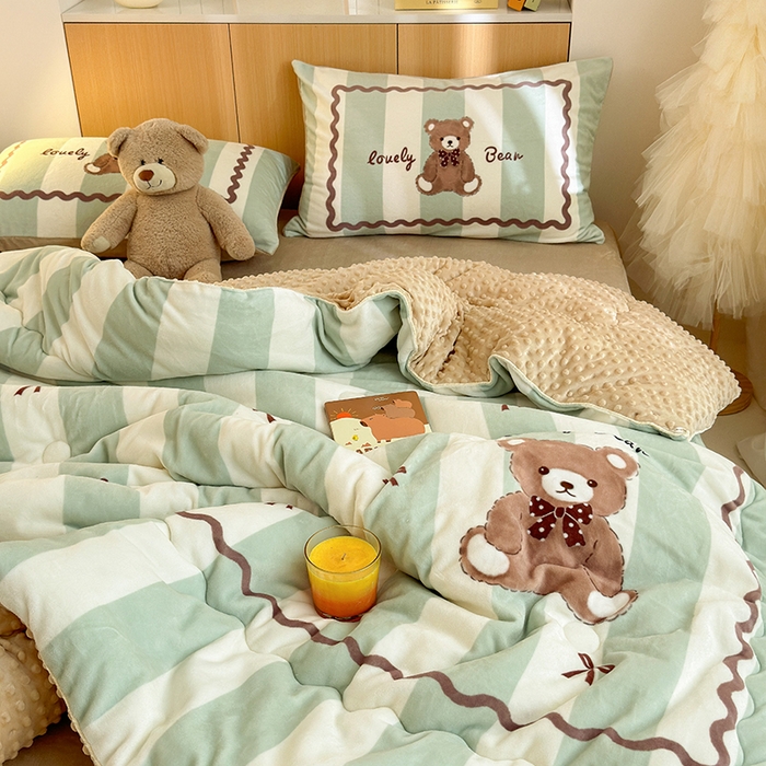 91家纺网 家纺一手货源 找家纺 2024新款卡通大版高克重牛奶绒豆豆被四件套 咖啡熊