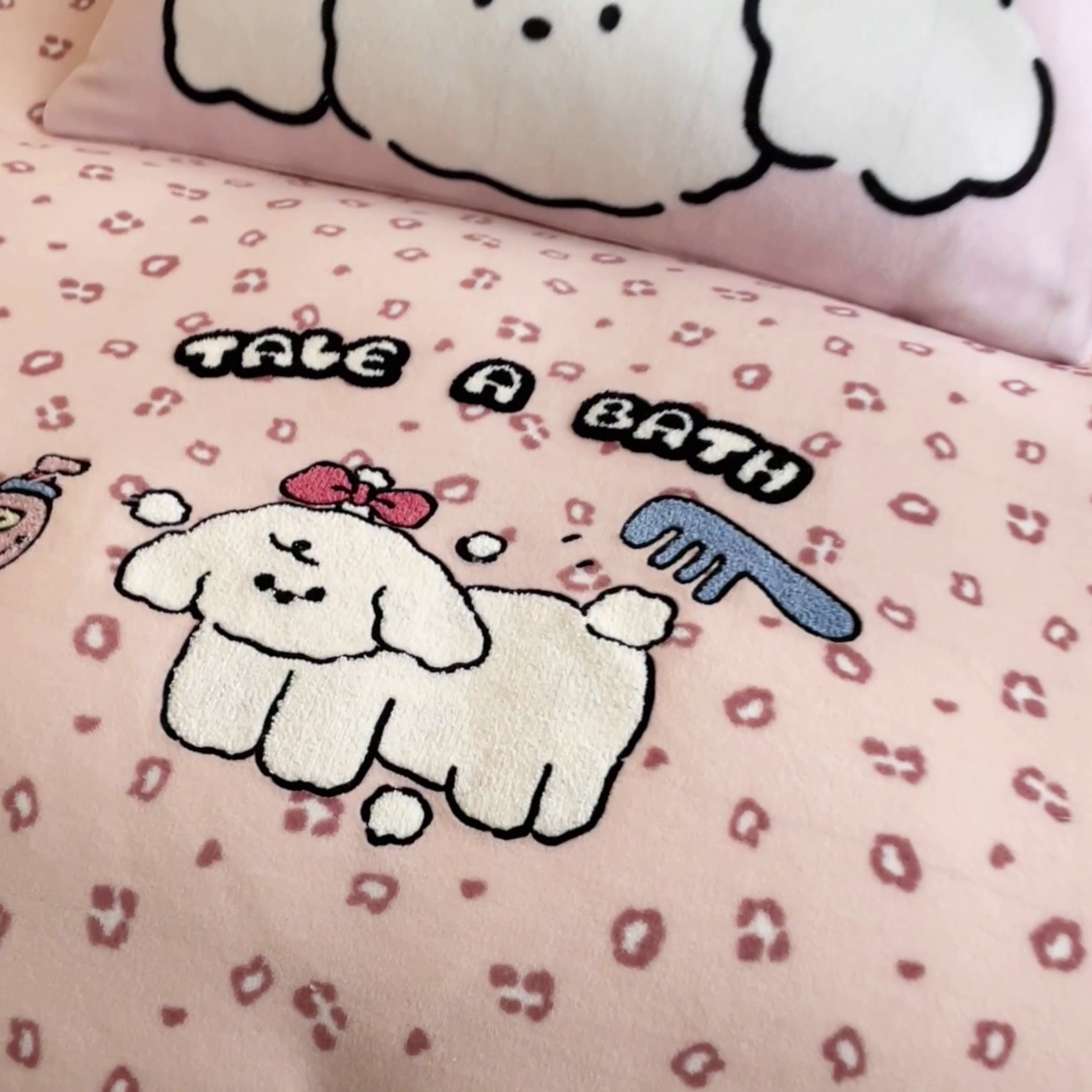 91家纺网 家纺一手货源 找家纺 呗旺鹿 2024新款高克重卡通印花牛奶绒四件套毛巾绣牛奶绒四件套 爱洗澡的几米